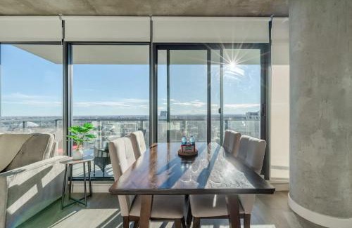 Connaught Apartment | Downtown Sunny Highrise Corner Condo Sleeps 7
