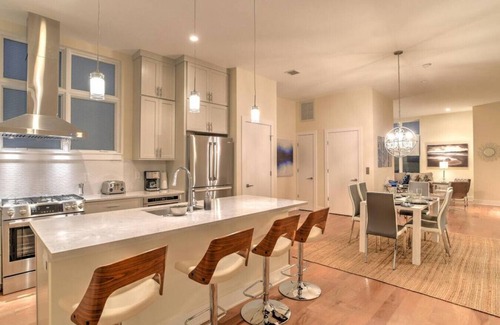 East End - Valley Street House | Downtown Townhome with Private Elevator