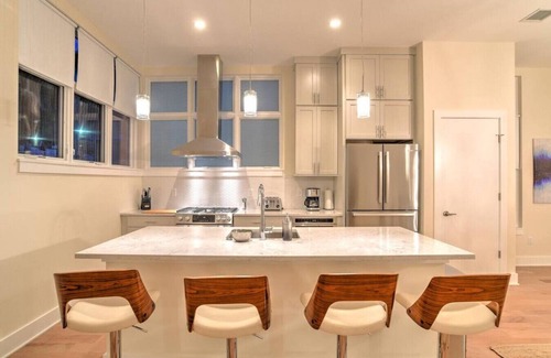 East End - Valley Street House | Downtown Townhome with Private Elevator