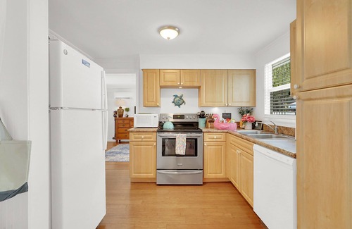 Delray Beach Cottage | Downtown Tropical Oasis- heated Pool/Private fenced yard.