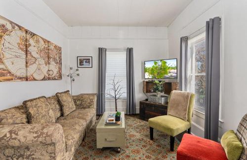Santa Rosa Apartment | Downtown Urban Flat - close to SMART Station