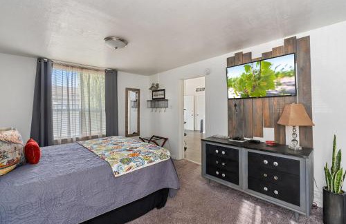 Santa Rosa Apartment | Downtown Urban Flat - close to SMART Station
