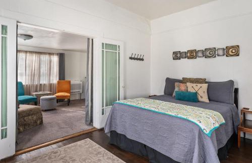 Santa Rosa Apartment | Downtown Urban Flat - close to SMART Station