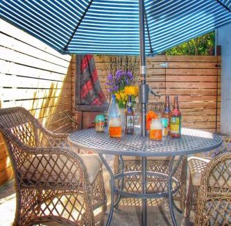 Santa Rosa Apartment | Downtown Urban Flat - close to SMART Station