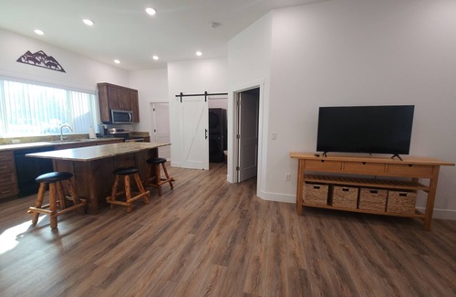 Victor House | Downtown Victor - Beautiful 1 Bedroom Suite