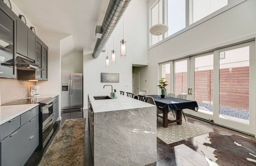 Edgehill House | Downtown w/Amazing Patios! Walk Everywhere!.!.!