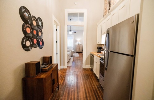 Laurel Apartment | Downtown, Walkable Shops & Restaurants, Melody#3