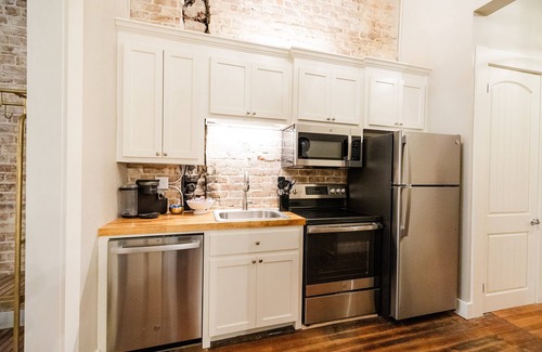 Laurel Apartment | Downtown, Walkable Shops & Restaurants, Melody#3