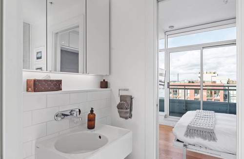 Downtown Victoria Condo | Downtown Waterfront Janion Penthouse with 270° harbour views & free parking