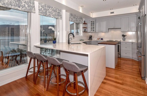Central Okanagan Condo | Downtown Waterfront Top Floor Suite - Spectacular View - Discovery Bay
