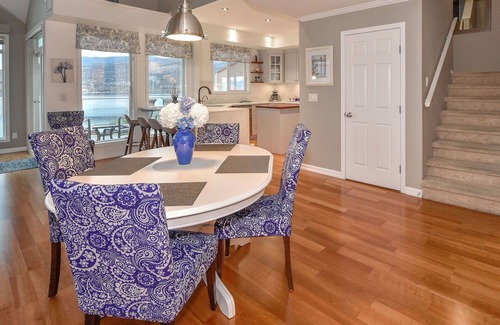 Central Okanagan Condo | Downtown Waterfront Top Floor Suite - Spectacular View - Discovery Bay