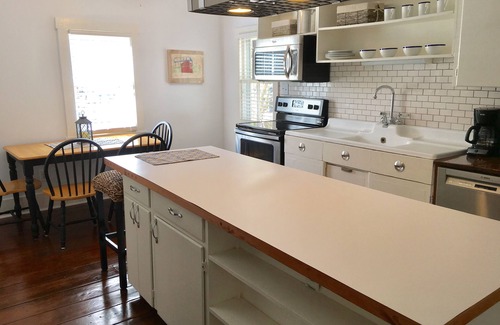 Wilmington Historic District Cottage | Downtown Wilmington Cottage in Historic District! 2 blocks antique district.WiFi