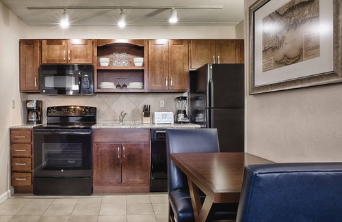 The Point Resort | Downtown Wyndham Newport Resort ~ Two Bedroom slps six ~ steps to Newport Harbor