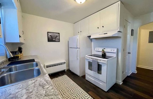 Ironwood Condo | Downtown "Yellow Room" at Villages on Aurora