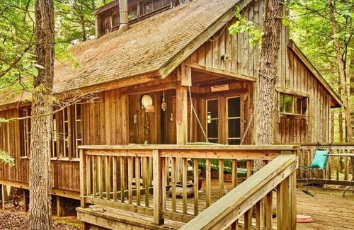 Van Zandt County Cabin | Dragonhead Retreat Cabin & Lodge off I-20 in E TX Woods