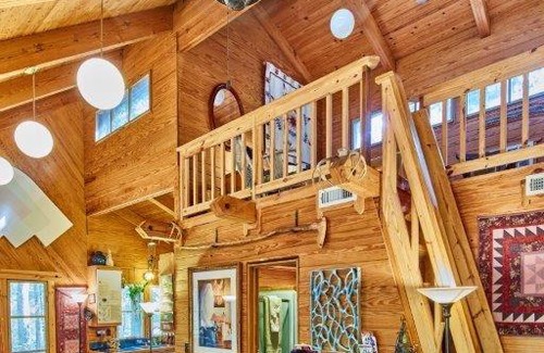 Van Zandt County Cabin | Dragonhead Retreat Cabin & Lodge off I-20 in E TX Woods