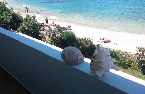 Lygaria Apartment | Dream apartment in a top location directly on the beach, with beautiful sea views