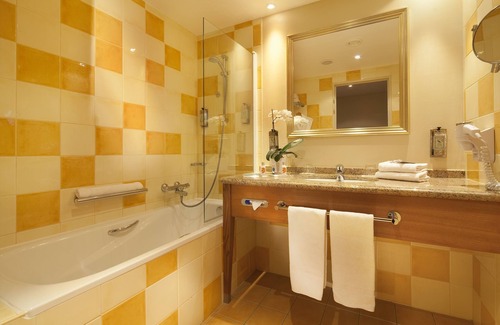 Magny-le-Hongre Hotel | Dream Castle Hotel