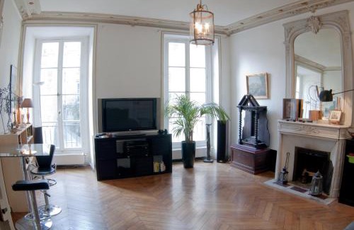 Odeon Apartment | Dream Catcher 3Bdr Paris apartment