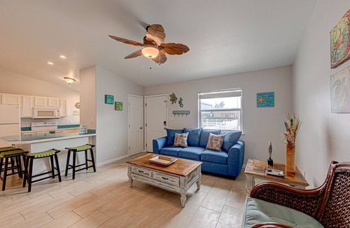 Port Aransas House | Dream Chaser- Walk to Sandfest & Ocean Breeze! Heated Pool & Pets OK