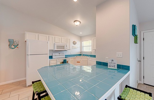Port Aransas House | Dream Chaser- Walk to Sandfest & Ocean Breeze! Heated Pool & Pets OK