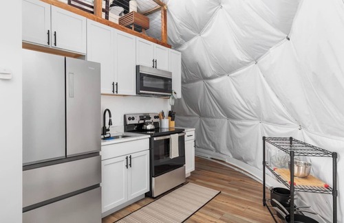 Luray House | Dream Dome - Romantic Retreat + Wifi A/C + Hot Tub