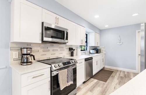 Naples Park House | Dream Getaway Away in 6BR/4.5 Bath Oasis with Heated Pool, Steps from the Beach