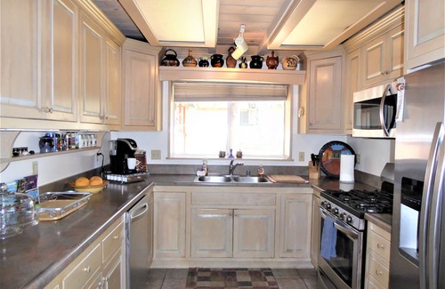 The Village House | Dream Getaway-Secluded Spa-Walk to Village and Pineknot Trailhead-Plus King Bed