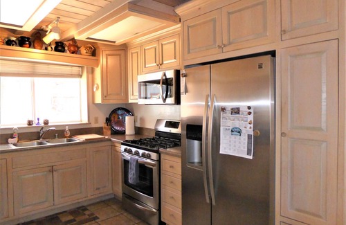 The Village House | Dream Getaway-Secluded Spa-Walk to Village and Pineknot Trailhead-Plus King Bed