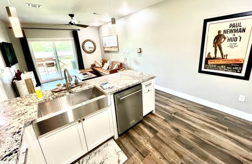 Gruene Condo | *Dream Gruene Getaway* Walk to Gruene! On River!