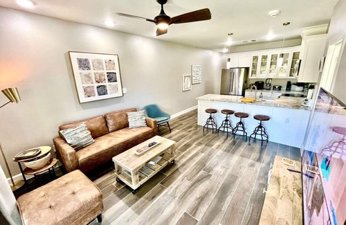 Gruene Condo | *Dream Gruene Getaway* Walk to Gruene! On River!