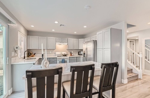 Spring Valley House | Dream Home Comfy 3 BD in Las Vegas. 10 minutes to stadiums, Strip, and more!