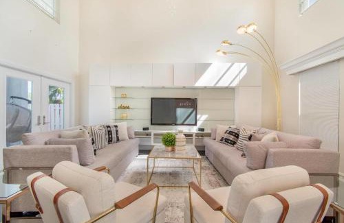 Hollywood Lakes House | Dream House 5 Bedroom w Amazing Heated POOL