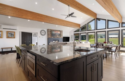 Alta House | Dream Mt Escape 4-bedroom house with Hot Tub & Views, WiFi in lovely Alta, Wy