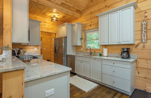 Black Mountain Cabin | Dream Mtn Hideaway! Hot Tub+Fire Pit+Grill, WiFi, Hiking, Nearby AVL & Blk Mtn!