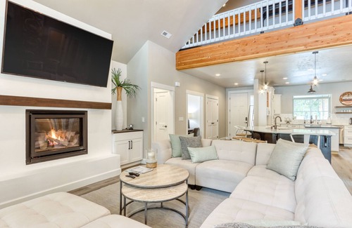Oregon Water Wonderland House | Dream on the Deschutes River with private sauna, game room, & massage chairs