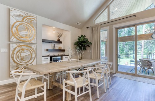 Oregon Water Wonderland House | Dream on the Deschutes River with private sauna, game room, & massage chairs