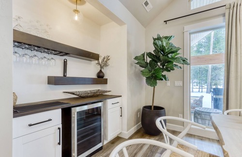 Oregon Water Wonderland House | Dream on the Deschutes River with private sauna, game room, & massage chairs