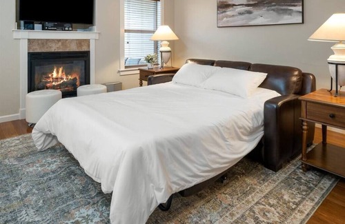 Spokane Valley House | Dream Rental /Stocked Kitchen/ Gas Fireplace /BBQ