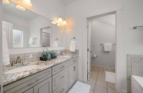 Spokane Valley House | Dream Rental /Stocked Kitchen/ Gas Fireplace /BBQ