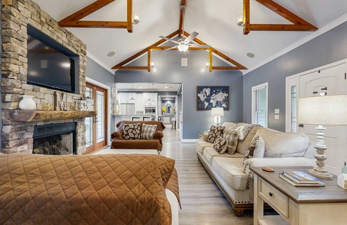 Asheville House | Dream Retreat with Private Pool, Full Outdoor Kitchen and Wifi