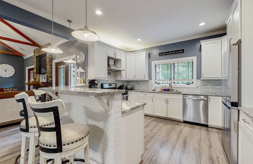 Asheville House | Dream Retreat with Private Pool, Full Outdoor Kitchen and Wifi