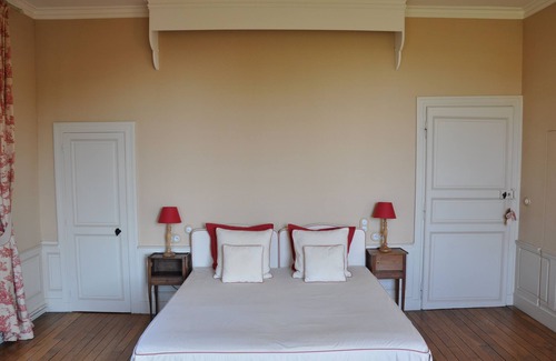 Senlis Bed & Breakfast | Dream room in 18th century manor house