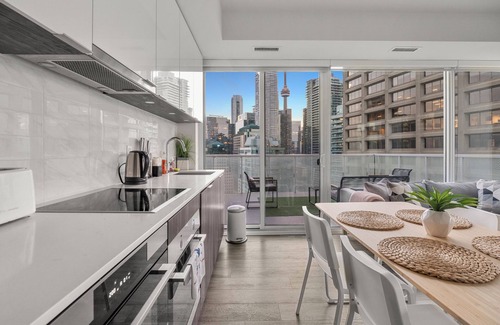 Central Waterfront House | Dream Suite in Harbourfront core with Amazing Lake & CN Tower view