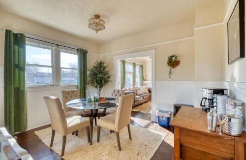 Kerns House | Dream Two-Bedroom in Laurelhurst - 97 WalkScore