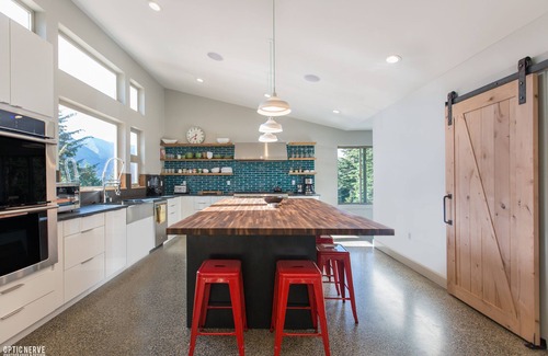 Alyeska House | Dream Views & Chef's Kitchen-Modern, Mountain Home w/Hot Tub