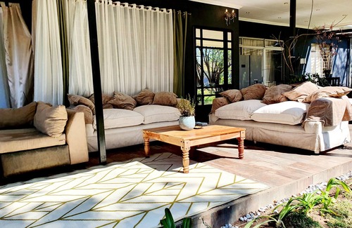 Greater Johannesburg Metropolitan Area Villa | Dream Villa 'Maison de Ky' in Sandton Sleeps 14 free WI-FI pool tennis court