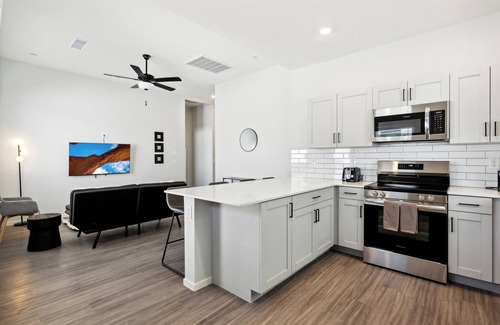 Casa Grande House | Dreamlight Modern Home with Pool and BBQ