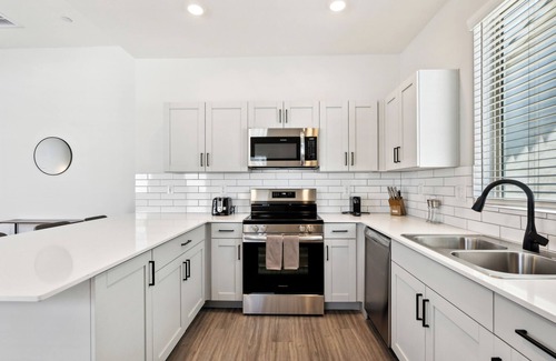 Casa Grande House | Dreamlight Modern Home with Pool and BBQ