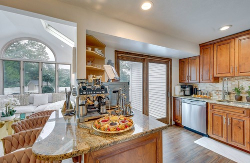 Lake Grove House | 'Dreams of Paradise' Luxury Home w/Pool!